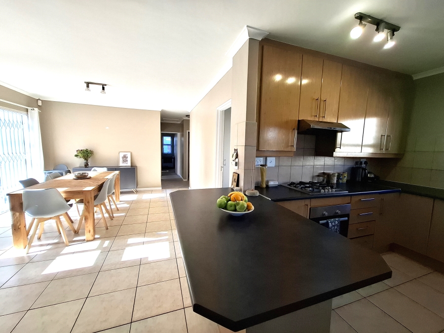 To Let 4 Bedroom Property for Rent in Sunningdale Western Cape
